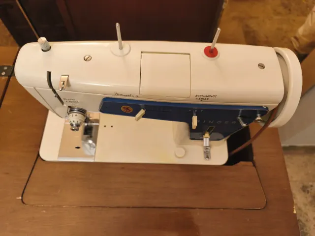 Máquina de coser Singer blanca y azul