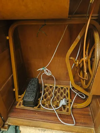 Máquina de coser Singer blanca y azul