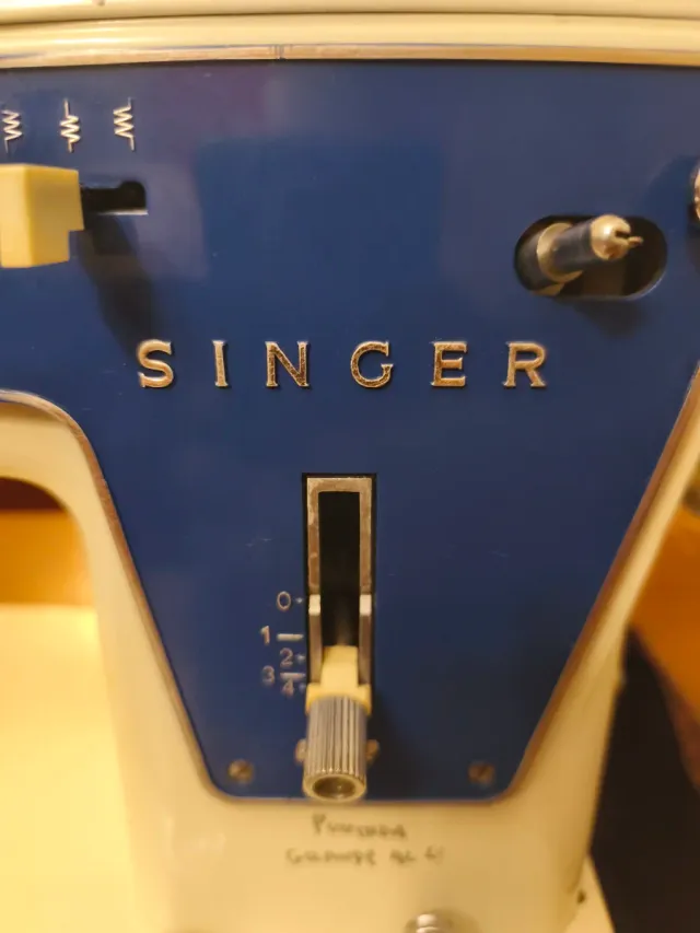 Máquina de coser Singer blanca y azul