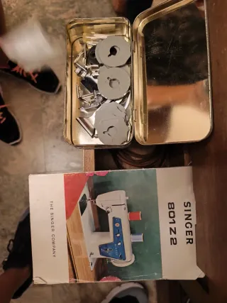 Máquina de coser Singer blanca y azul