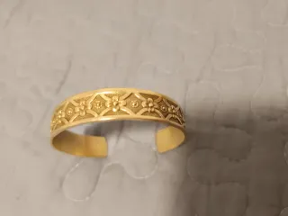 Pulsera dorada con flores