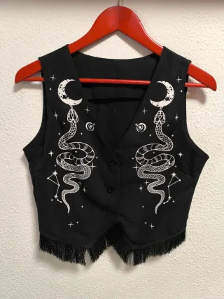 Chaleco místico negro con serpientes y lunas
