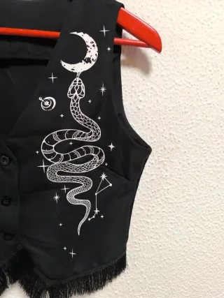 Chaleco místico negro con serpientes y lunas