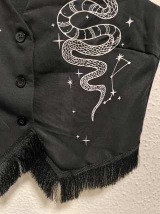 Chaleco místico negro con serpientes y lunas