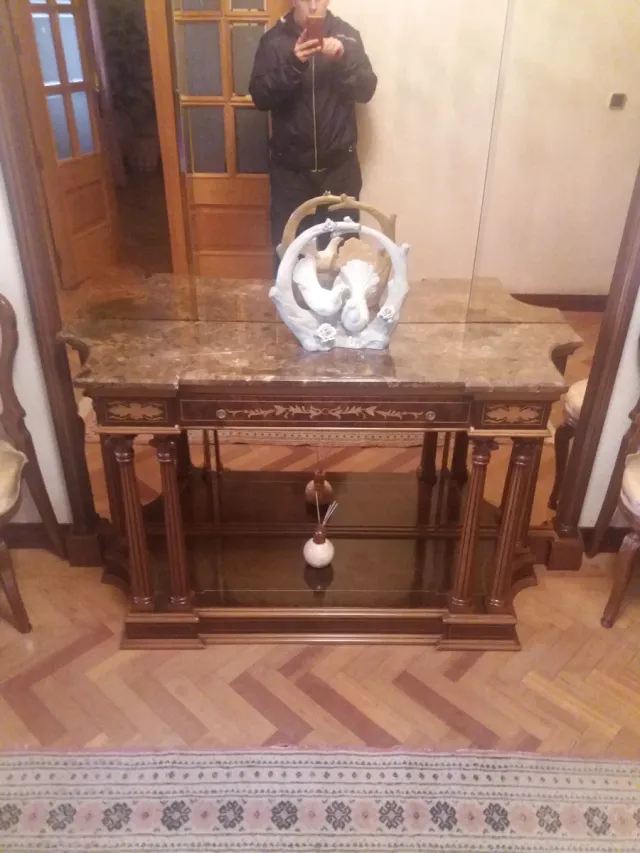Elegante mesa consola de madera y mármol