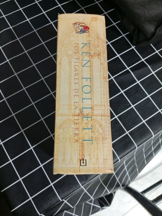 Los pilares de la Tierra (Best Seller) (Spanish...