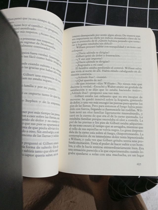 Los pilares de la Tierra (Best Seller) (Spanish...