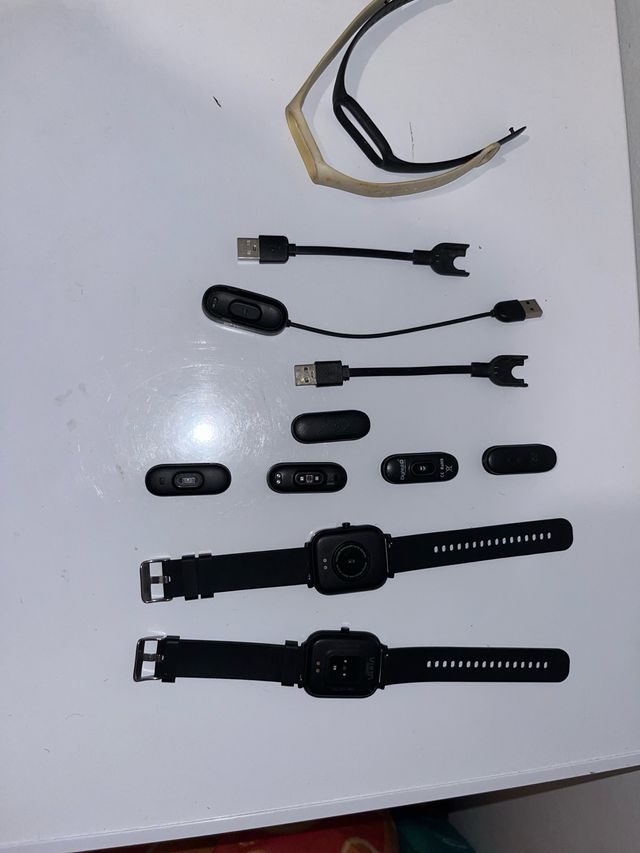 2 Smartwatches Negros y Beige + Accesorios