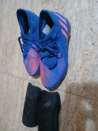 Botas de fútbol y espinilleras Talla 35