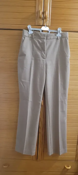 Pantalón recto beige Zara