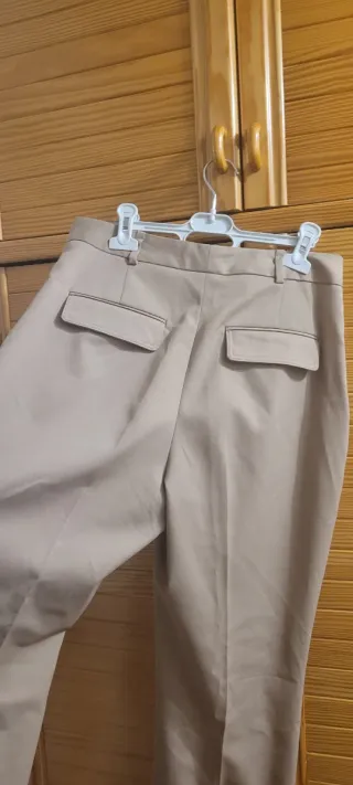 Pantalón recto beige Zara