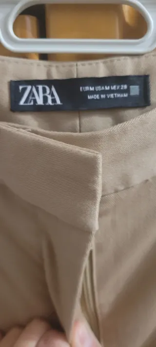Pantalón recto beige Zara