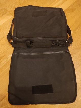 Maletín negro con bandolera. 