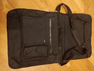 Maletín negro con bandolera. 