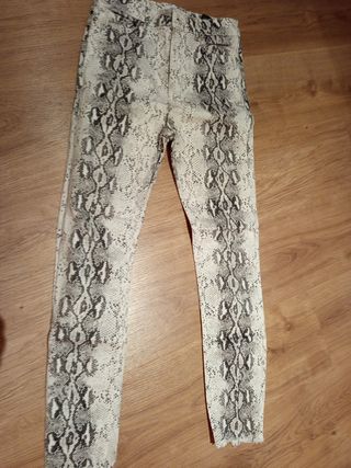 Pantalones pitillo Zara estampado serpiente T.36
