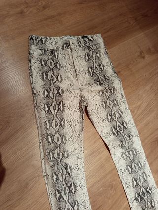 Pantalones pitillo Zara estampado serpiente T.36