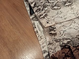 Pantalones pitillo Zara estampado serpiente T.36
