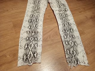 Pantalones pitillo Zara estampado serpiente T.36