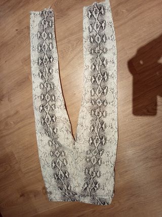 Pantalones pitillo Zara estampado serpiente T.36