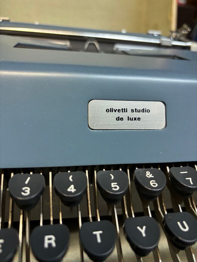 Macchina da scrivere Olivetti Studio De Luxe