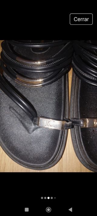 Sandalias Lola Casademunt negras y doradas