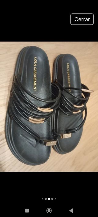 Sandalias Lola Casademunt negras y doradas