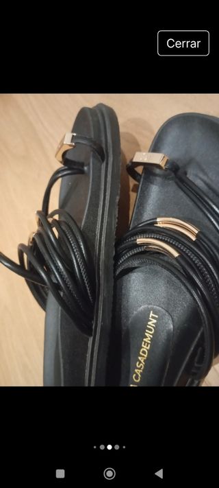 Sandalias Lola Casademunt negras y doradas