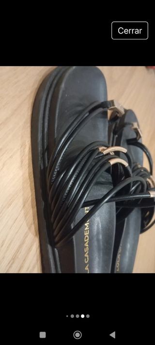 Sandalias Lola Casademunt negras y doradas