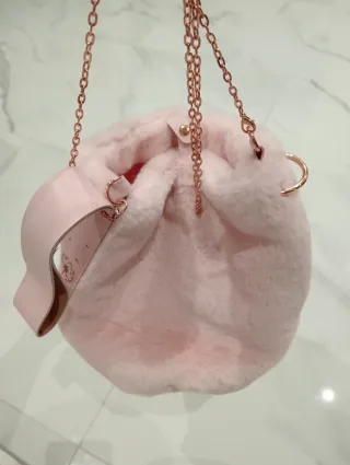 Bolso rosa peludo con cadena