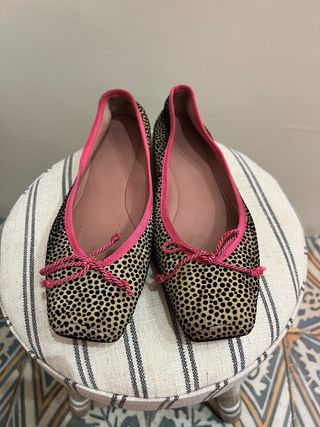 Bailarinas con estampado de leopardo y lazo rosa