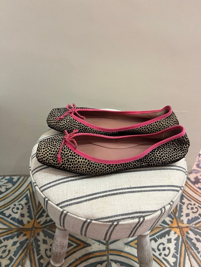 Bailarinas con estampado de leopardo y lazo rosa