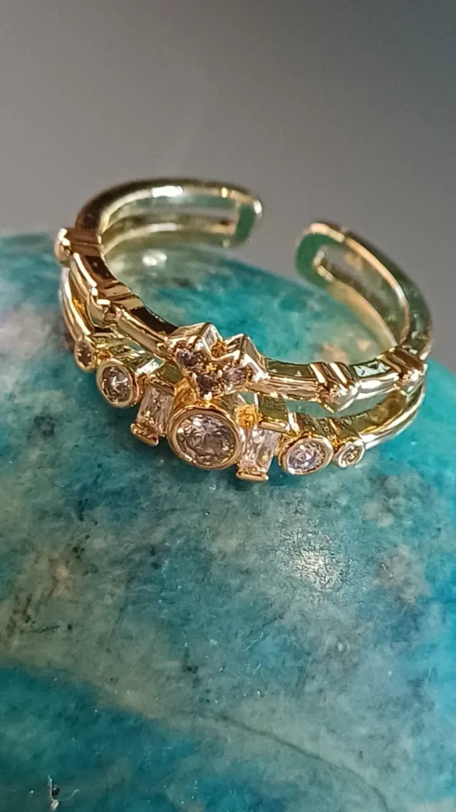 Anillo Corona  delicado con un diseño encantador