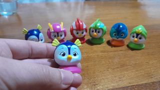 Figuritas de pingüinos con casco