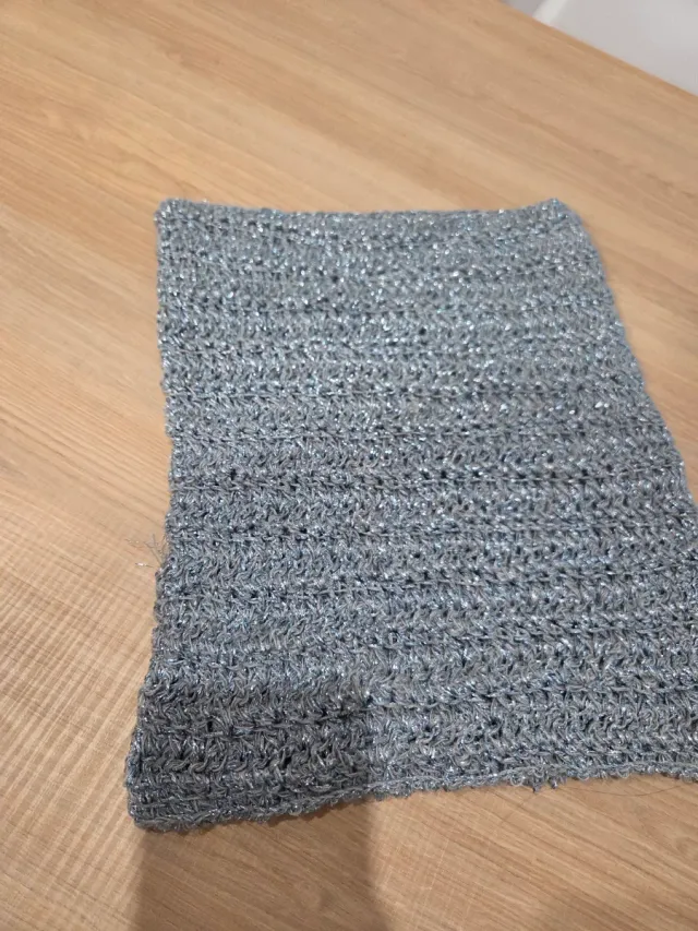 Cuello de punto plateado y azul