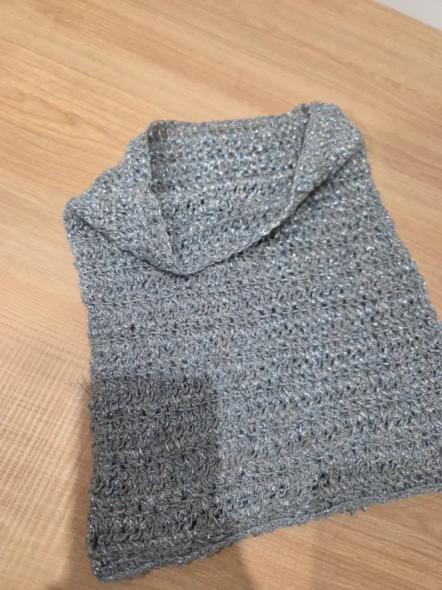 Cuello de punto plateado y azul