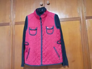Chaleco rojo acolchado con jersey negro