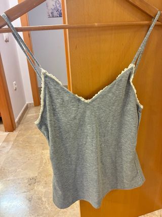 Top tirantes Zara gris con encaje