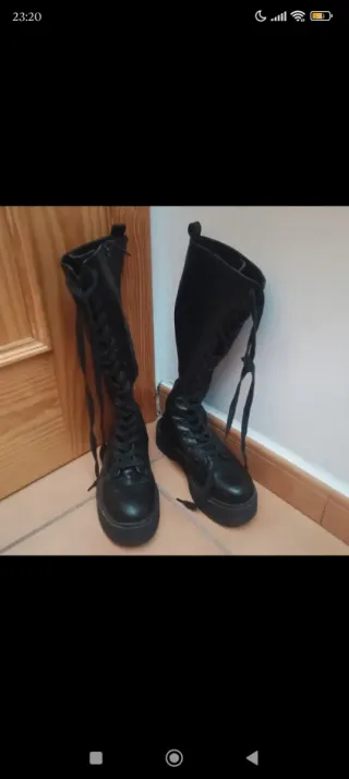 Botas altas negras con cordones