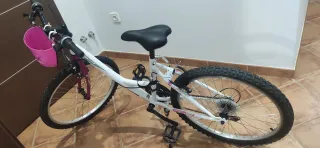 Bicicleta niña BH blanca y rosa. 