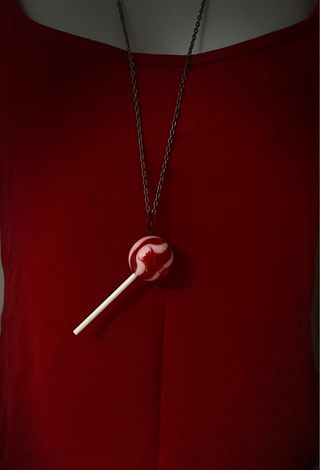 Collar con colgante de caramelo