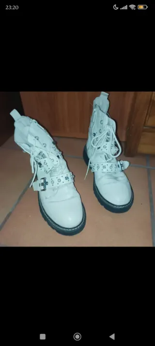 Botas blancas con perlas y hebillas