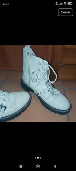 Botas blancas con perlas y hebillas