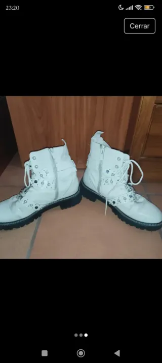 Botas blancas con perlas y hebillas