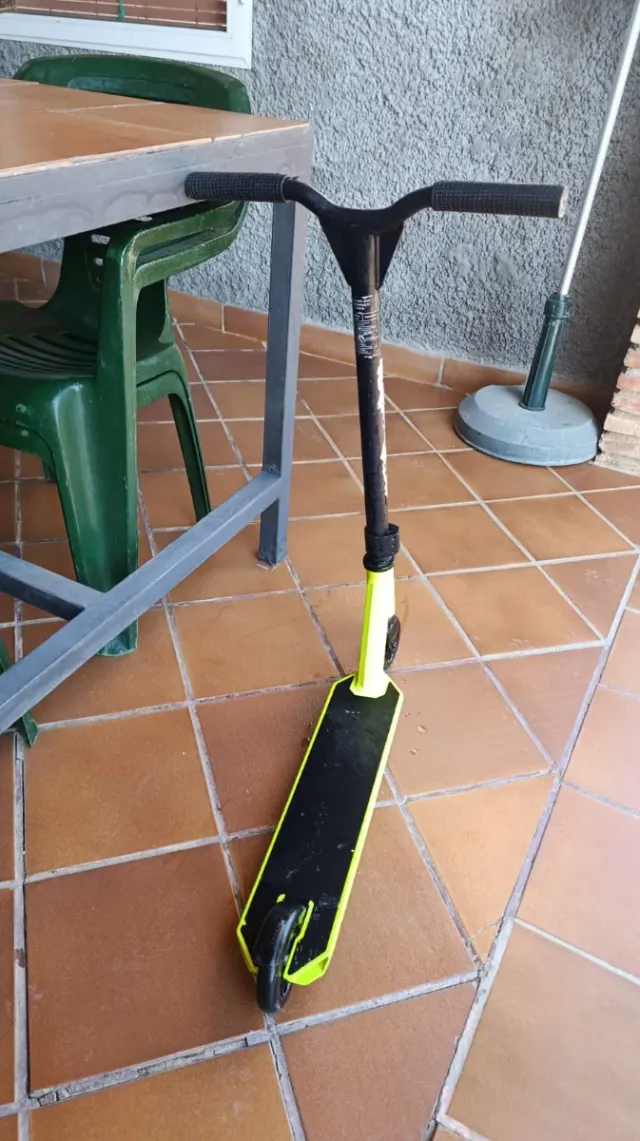 Patinete infantil amarillo y negro