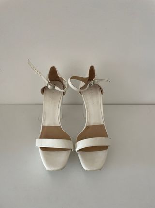 Zapatos de tacón Zara Woman blancos