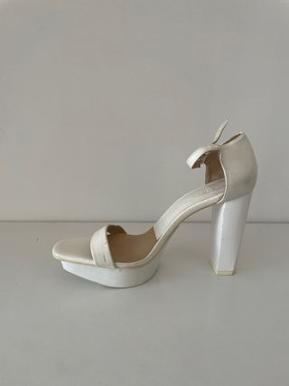 Zapatos de tacón Zara Woman blancos