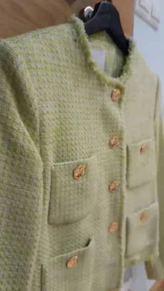 Chaqueta Mango Tweed Verde Botones Dorados