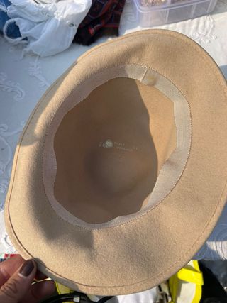 Cappello  beige con nappe