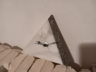 Orologio triangolare in alabastro fatto a mano