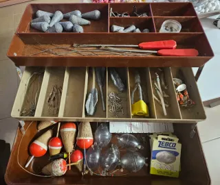 Caja de pesca con accesorios